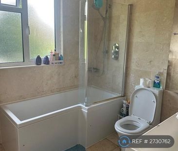 1 bedroom in a flat share to rent - Photo 4