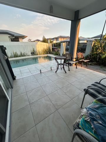 Helensvale - Photo 3