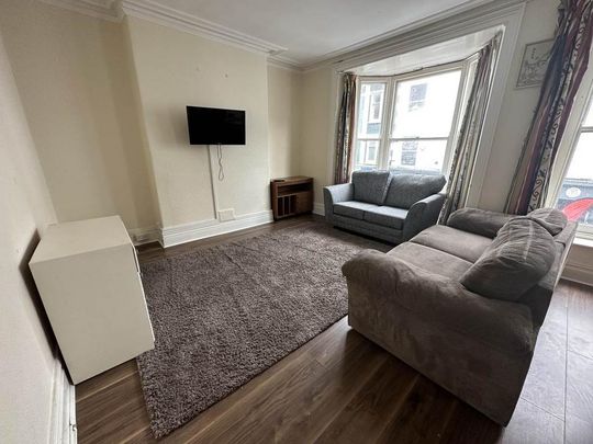 4 bedroom flat to rent - Photo 1