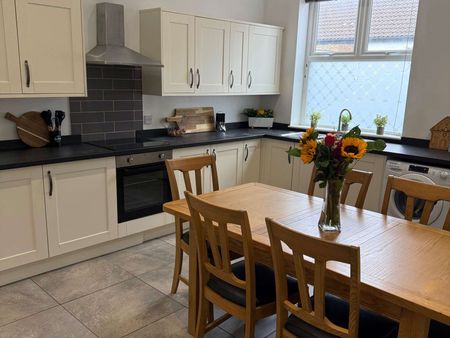 South Street Room 2 - Photo 3