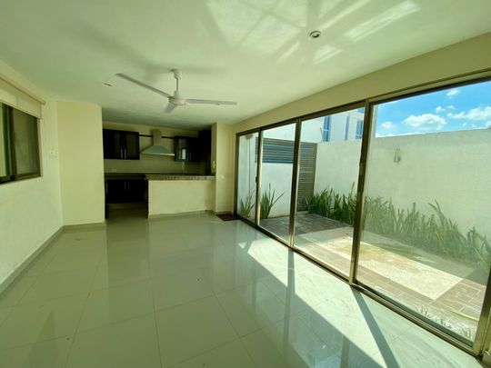 Townhouse en renta de 3 recamaras en Montes de Ame, dentro de privada. - Photo 1