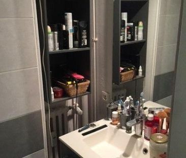 Appartement au troisième étage, comprenant : Entrée, couloir avec p... - Photo 2