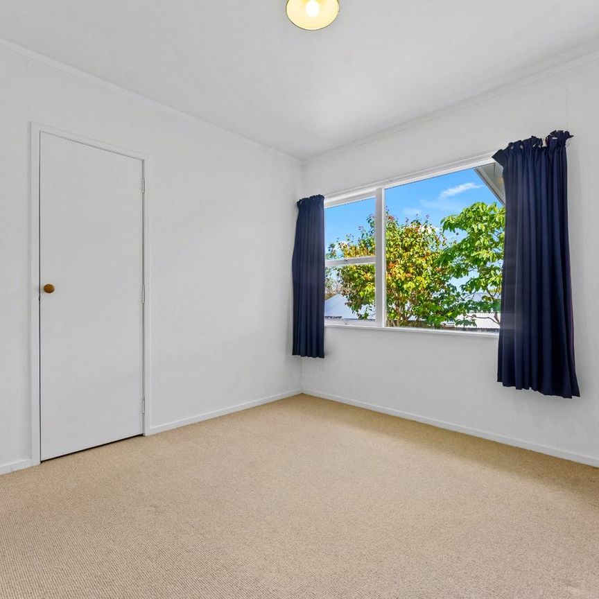 Forrest Hill 4 Bedrooms Plus Study - Move In Ready! - Photo 1