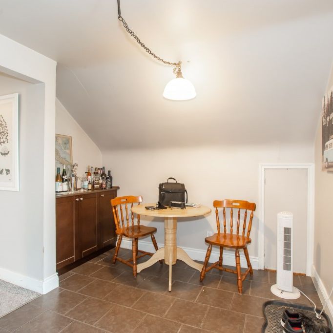 62 Garet St, St. Catharines - All Inclusive 1 Bed + Den Apartment - Photo 1