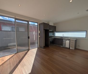 MODERN LIGHT FILLED TOWNHOUSE WITH HEATING / COOLING & OFF-STREET P... - Photo 3