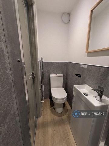 1 bedroom in a house share to rent - Photo 5