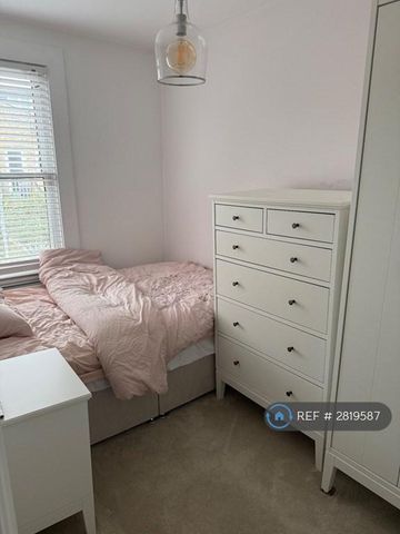1 bedroom in a house share to rent - Photo 3