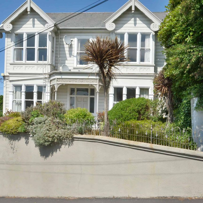 Spacious & Furnished 4-Bedroom Flat - Stunning Views! - Photo 1