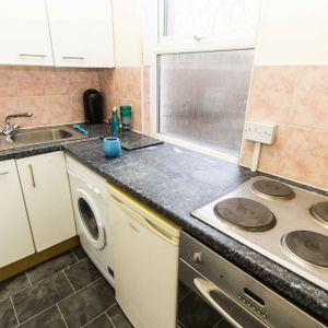 Flat 4, 63 BRUDENELL ROAD Leeds - LS6 1HA - Photo 2