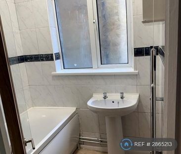 3 bedroom flat to rent - Photo 6