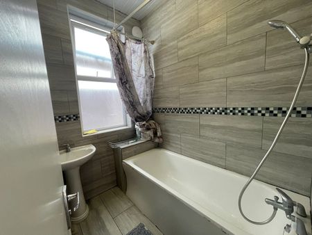 2 Bed Flat, Bowrons Avenue, HA0 - Photo 5