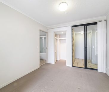 Walk to Story Bridge | Stylish 1 Bedroom Apartment with Parking - Photo 2