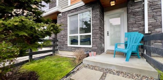 2 BEDROOM, 2.5 BATHROOM + DEN TOWNHOUSE AVAILABLE APRIL 1ST - Photo 2