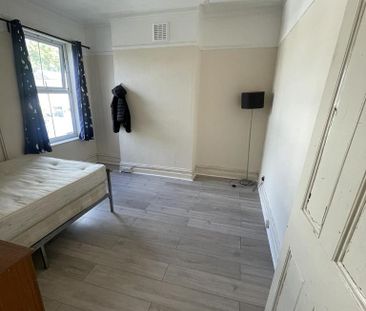 4 bedroom flat to rent - Photo 3