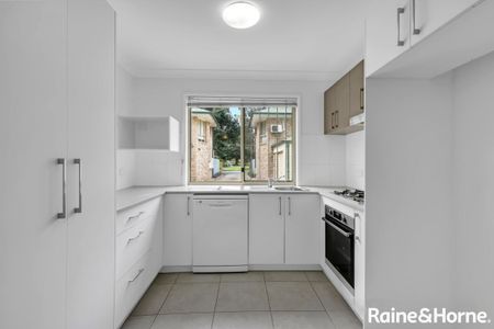 Spacious, Fully Air Conditioned Townhouse in sought after Street! - Photo 5