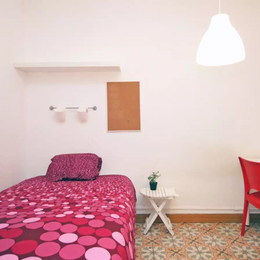 Room in a shared 5-bedroom apartment for rent in Vila de Gràcia - Photo 1
