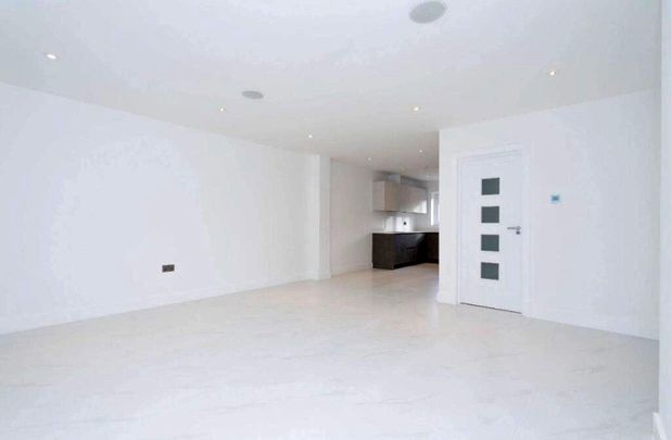 4 bed terraced house to rent in Chapel Croft, Kings Langley, WD4 - Photo 1