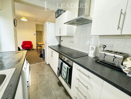 1 bedroom in a house share to rent - Photo 2