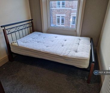 1 bedroom in a flat share to rent - Photo 3