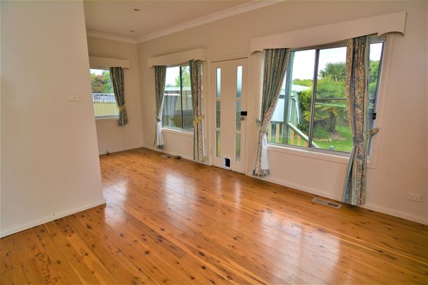 FAMILY HOME WITH GREAT GARAGING - Photo 1