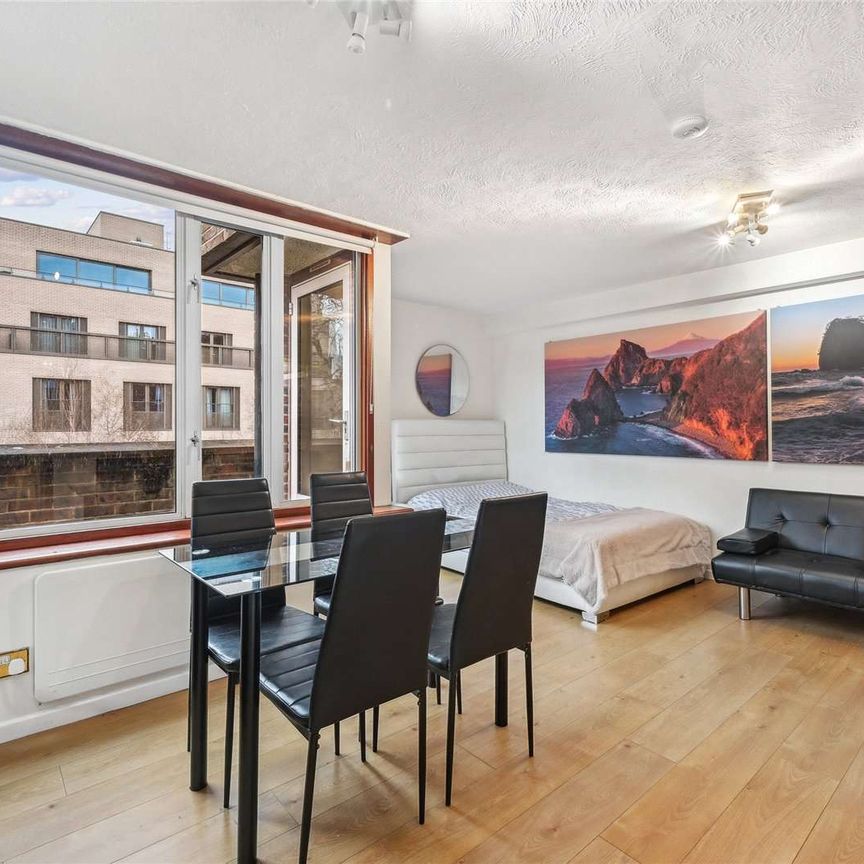 Situated in a secure development near St James's Park, London. This property offers bright and generous living space, an open-plan kitchen, a private balcony, private parking. - Photo 1