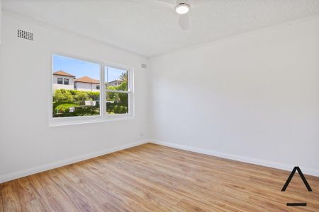 Renovated 1 Bedroom Unit, Only Moments to Coogee Beach - Photo 4