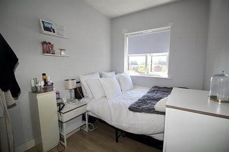 2 Bedroom Flat - Purpose Built To Let - Photo 3