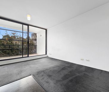 Updated studio apartment close to all amenities - Photo 1