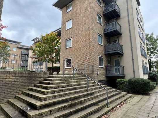 Alder Court, N11 - Photo 1