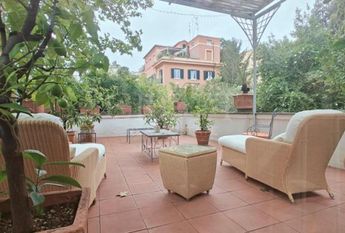 Villa-Parioli: Beautiful independent house with large private garden and terraces. Spacious living, formal dining, study-music room, sun room, 5 bedrooms, 4 bathrooms, parking. rif 163