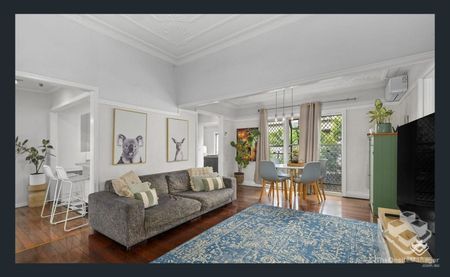 Airconed Fully Refreshed Family Home | Prime Holland Park Location | $730 Per Week - Photo 2