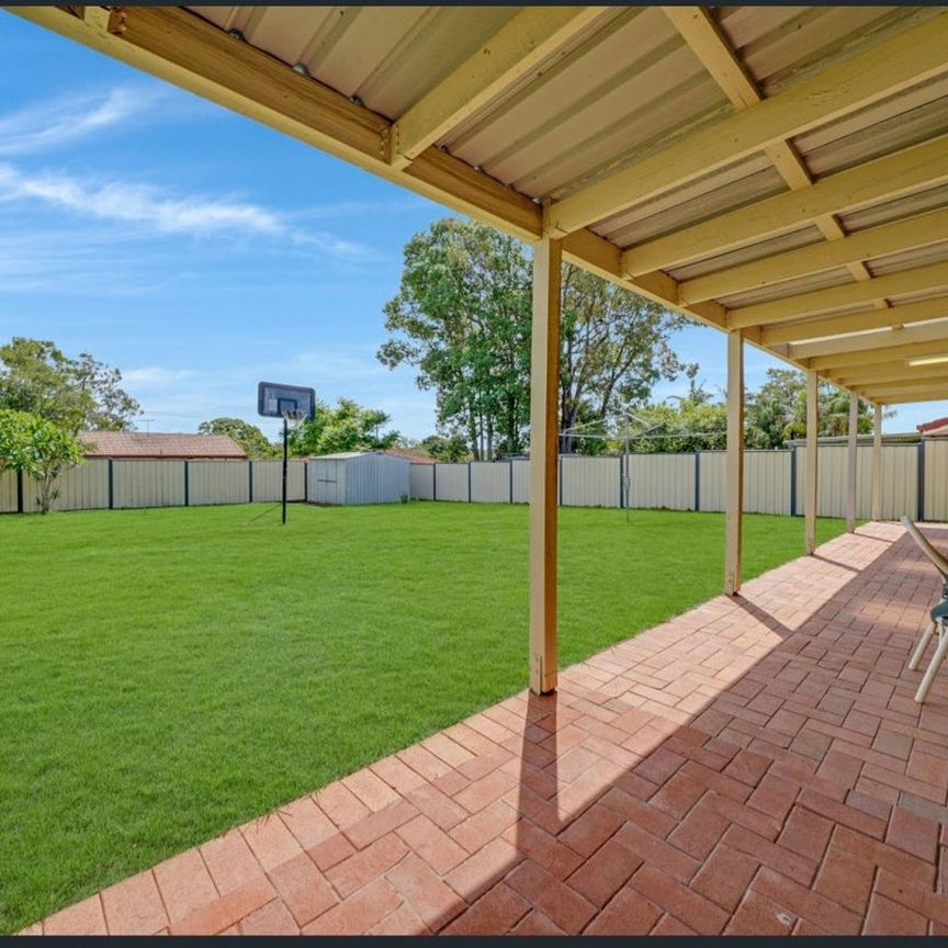 Family Home &plus; Opposite to Brownsplains State School&excl; - Photo 1