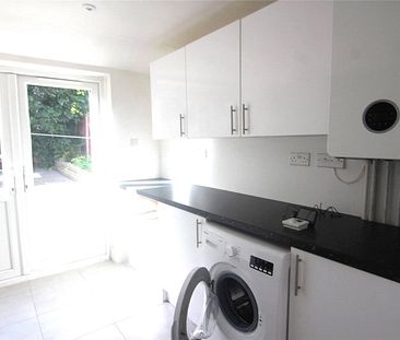 Well Presented Double Bedroom within a shared house- Catford, SE6! - Photo 5