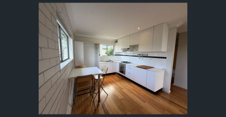 Relaxed Urban Living: Light-Filled 2-Bedroom Unit - Photo 4