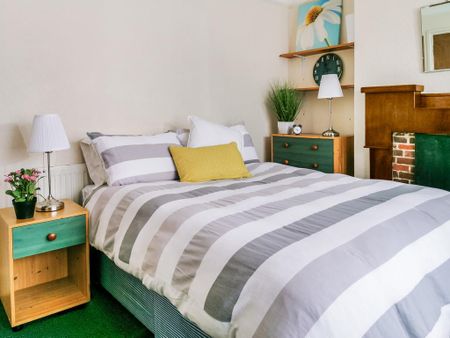 4 bedroom semi-detached house to rent - Photo 4