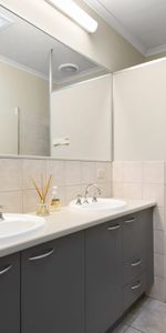 Modern & Bright 1-Bedroom Room in Frankston - Photo 3