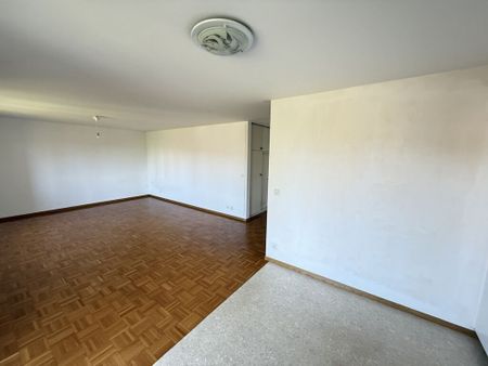 Spacious with balcony - Photo 2