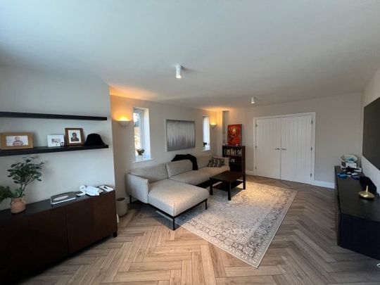 Horley 4 bedroom house to rent - Photo 1