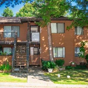 $2,200 - 979 sqft Townhouse (2 bdrm - 2 bath) -Surrey Guildford - Photo 2