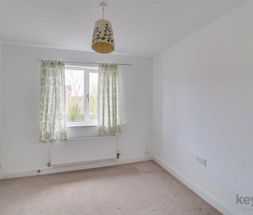 St. Matthews Close, Renishaw, S21 - Photo 2