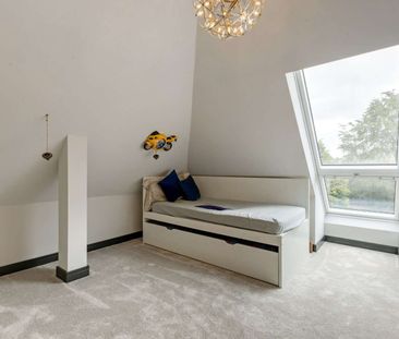 Striking modern detached home with beautifully designed family acco... - Photo 4