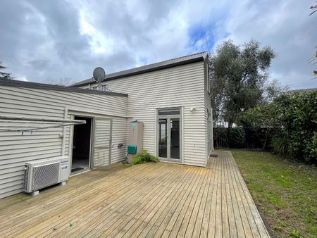 Trendy Townhouse Haven - Photo 3