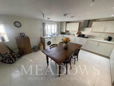 3 bedroom semi-detached house to rent - Photo 3