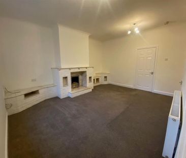 3 bedroom end of terrace house to rent - Photo 2