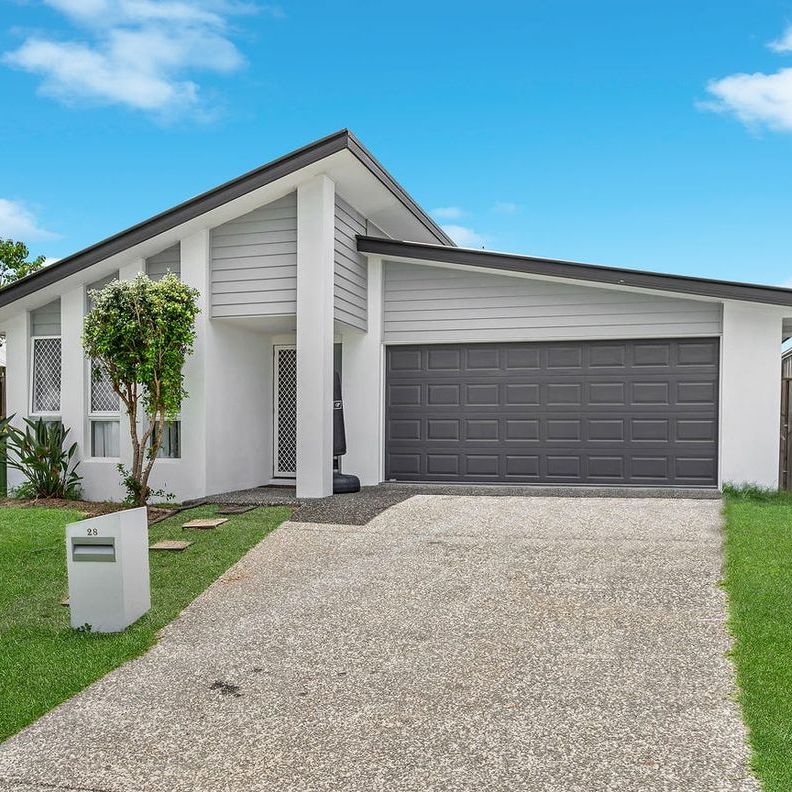 Beautiful Family Home In Pimpama! - Photo 1