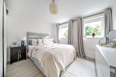 A delightful apartment positioned in a sought-after location. - Photo 3