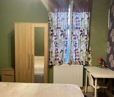 4 bedroom end of terrace house to rent - Photo 3