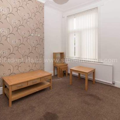 4 bedroom property to rent in Salford - Photo 1