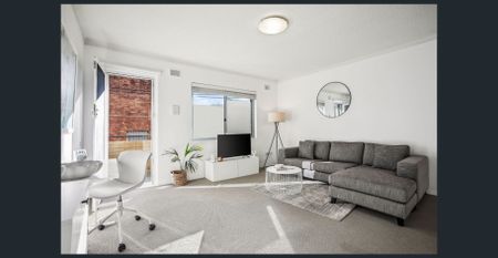 Modern & Sun-Filled Two Bedroom Apartment with Balcony - Photo 5