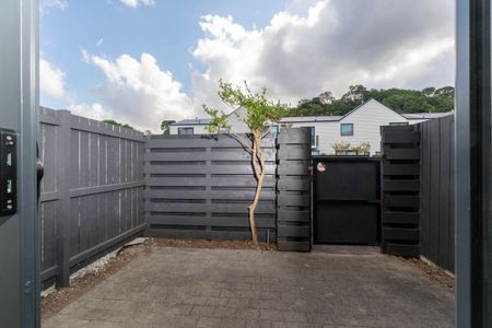 Modern & Convenient Two-Bedroom Townhouse in Mount Eden - Photo 2